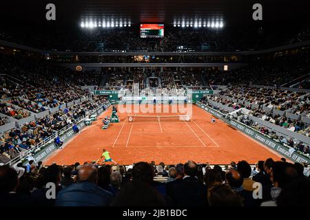 Allgemeine Ansicht (Übersichtsdarstellung, Atmosphäre mit der Menge, Publikum, Publikum) des zentralen Sandplatzes von Philippe Chatrier mit Novak Djokovic, der am 31. Mai 2022 während einer nächtlichen Sitzung der French Open, des Grand Slam-Tennisturniers im Roland-Garros-Stadion in Paris, Frankreich, gegen Rafael Nadal spielt - Foto: Victor Joly/DPPI/LiveMedia Stockfoto