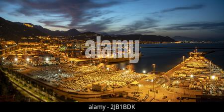 Salerno Seehafen bei Sonnenaufgang-Panorama Stockfoto