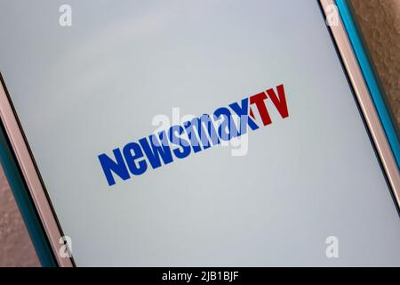 Kumamoto, JAPAN - Mär 12 2021 : Newsmax (Newsmax.com, Newsmax TV) Logo auf dem iPhone. Es ist eine US-Nachrichten- und Meinungswebsite, die von Newsmax Media betrieben wird Stockfoto