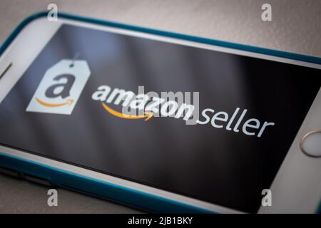 Kumamoto, JAPAN - Mär 2 2021 : Nahaufnahme Amazon Verkäuferlogo auf iPhone. Amazon Seller Central ist die Web-Schnittstelle in Amazon.com Stockfoto