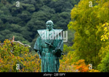 Statue von Kikkawa Hiroyoshi im Kikko Koen Park, Iwakuni. Die berühmte Kintai-Brücke von Iwakuni wurde 1673 vom Dritten herrn, Kikkawa Hiroyoshi, erbaut Stockfoto