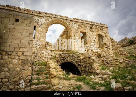 9 Mai 2022 Derik Mardin Türkei. Ruinierte Kirche in Derik Mardin Stockfoto