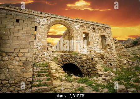 9 Mai 2022 Derik Mardin Türkei. Ruinierte Kirche in Derik Mardin Stockfoto