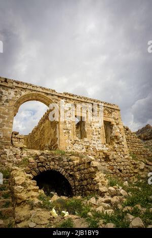 9 Mai 2022 Derik Mardin Türkei. Ruinierte Kirche in Derik Mardin Stockfoto