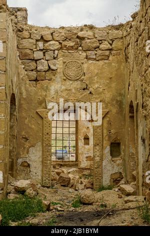 9 Mai 2022 Derik Mardin Türkei. Ruinierte Kirche in Derik Mardin Stockfoto