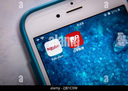 Kumamoto, JAPAN - Mär 23 2021 : Rakuten und Japan Post Service-Symbole auf dem iPhone. Japan Post und Rakuten einigen sich im März auf die Capital and Business Alliance Stockfoto