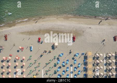 Luftaufnahme des ausgestatteten Strandes von Lido di Camaiore Toskana am späten Nachmittag fotografiert Stockfoto