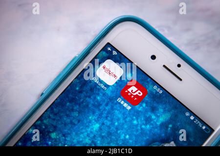 Kumamoto, JAPAN - Mär 23 2021 : Rakuten und Japan Post Service-Symbole auf dem iPhone. Japan Post und Rakuten einigen sich im März auf die Capital and Business Alliance Stockfoto