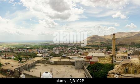 9 Mai 2022 Derik Mardin Türkei. Derik Stadtbild an einem sonnigen Tag Stockfoto