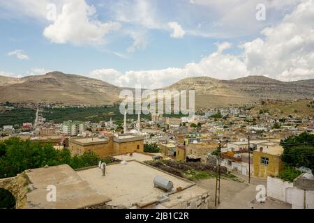 9 Mai 2022 Derik Mardin Türkei. Derik Stadtbild an einem sonnigen Tag Stockfoto