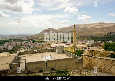 9 Mai 2022 Derik Mardin Türkei. Derik Stadtbild an einem sonnigen Tag Stockfoto