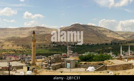 9 Mai 2022 Derik Mardin Türkei. Derik Stadtbild an einem sonnigen Tag Stockfoto