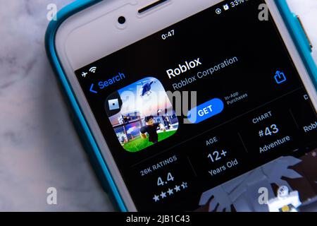 Kumamoto, JAPAN - Mär 23 2021 : Roblox App, eine Online-Spielplattform und ein System zur Erstellung von Spielen (benutzererstellte Spiele, die in Lua codiert sind), im App Store auf dem iPhone Stockfoto