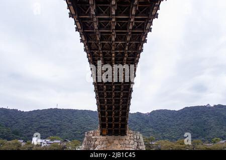 Unterseite Kintai-Brücke (Kintaikyo), eine historische hölzerne Bogenbrücke in Iwakuni, in bewölktem Tag. Es wurde 1673 erbaut und erstreckt sich über den Nishiki River Stockfoto