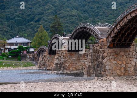 Die Kintai-Brücke (Kintaikyo), eine historische Holzbogenbrücke in Iwakuni, an bewölkten Tagen. Die Brücke wurde 1673 erbaut und überspannt den Nishiki River Stockfoto