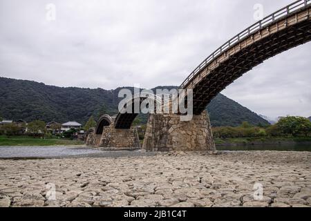 Die Kintai-Brücke (Kintaikyo), eine historische Holzbogenbrücke in Iwakuni, an bewölkten Tagen. Die Brücke wurde 1673 erbaut und überspannt den Nishiki River Stockfoto