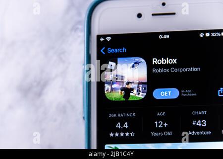 Kumamoto, JAPAN - Mär 23 2021 : Roblox App, eine Online-Spielplattform und ein System zur Erstellung von Spielen (benutzererstellte Spiele, die in Lua codiert sind), im App Store auf dem iPhone Stockfoto