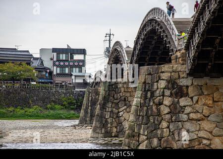 Die Kintai-Brücke (Kintaikyo), eine historische Holzbogenbrücke in Iwakuni, an bewölkten Tagen. Die Brücke wurde 1673 erbaut und überspannt den Nishiki River Stockfoto