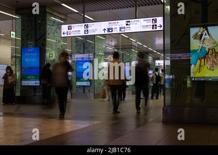 Hakata Eki (Bahnhof Hakata), ein großer Bahnhof in Hakata-ku, in der Nacht. Es ist die größte und verkehrsreichste Station in Kyushu. Langzeitbelichtung verwendet Stockfoto