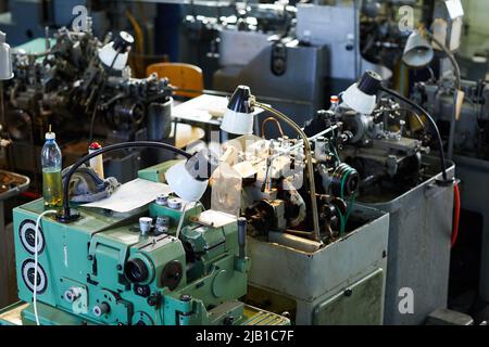 Interieur des Fabrikvereines mit moderner Ausrüstung und Lampen in der Uhrenfabrik Stockfoto