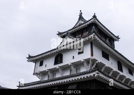 Iwakuni Castle (Iwakuni Jo), eine Burg in Iwakuni, die von Kikkawa Hiroie 1600s als seine eigene Burg erbaut wurde, an bewölktem Tag. Stockfoto