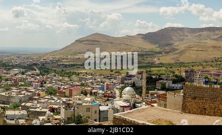 9 Mai 2022 Derik Mardin Türkei. Derik Stadtbild an einem sonnigen Tag Stockfoto