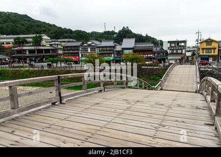 Stadtbild von der Kintai-Brücke (Kintaikyo), einer historischen Holzbogenbrücke in Iwakuni. Es wurde 1673 erbaut und erstreckt sich über den Nishiki River Stockfoto