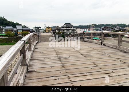 Stadtbild von der Kintai-Brücke (Kintaikyo), einer historischen Holzbogenbrücke in Iwakuni. Es wurde 1673 erbaut und erstreckt sich über den Nishiki River Stockfoto