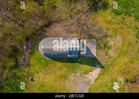 Badacsonytomaj, Ungarn - Luftaufnahme über die St. Stephen’s King Chapel erhebt sich auf dem Badacsony Hill. Stockfoto