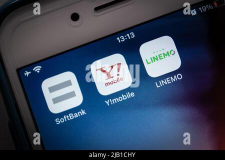 Konzeptbild von Softbank, Y!mobile & LINEMO Icons auf einem iPhone in dunkler Stimmung. Ymobile und LINEMO sind kostengünstige Mobilpläne der Softbank Mobile Group. Stockfoto