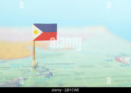 Selektiver Fokus der philippinischen Flagge auf der Weltkarte. Standort auf den Philippinen. Stockfoto