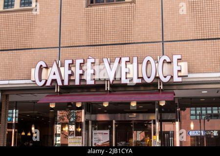 Fukuoka, JAPAN - Apr 7 2021 : Ladenschild von CAFFE VELOCE, japanische Kaffeehauskette von Chat Noir Company, an sonnigen Tagen Stockfoto