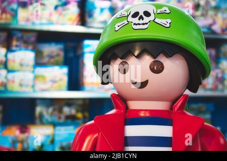 Giant Playmobil Piratenfigur in einem Spielzeugladen mit Regalen von Playmobil Box-Sets Stockfoto