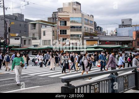 Menschenmenge, die die Kreuzung im Gion-Gebiet überquert. Menschen im Bild tragen eine eigene Gesichtsmaske, um die Ausbreitung des Coronavirus zu verhindern (COVID-19). Stockfoto