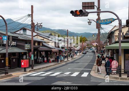 Kyoto, JAPAN - 5 Apr 2021 : Nagatsuji-dori Street an bewölktem Tag. Sie verläuft vom nördlichen Ende der Togetsu-kyo-Brücke durch das Zentrum von Arashiyama. Stockfoto