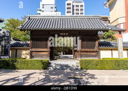 Fukuoka, JAPAN - Apr 6 2021: Das Eingangstor von Tocho-ji, dem ältesten Shingon-Tempel in Kyushu, der 806 von einem buddhistischen Mönch Kukai an sonnigen Tagen gegründet wurde Stockfoto