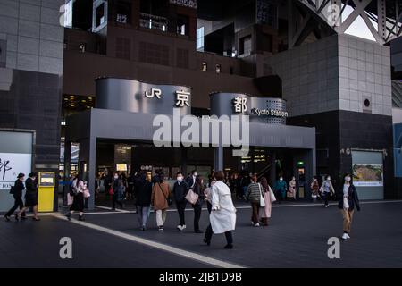 Kyoto Station (Kyoto Eki), ein großer Bahnhof und Verkehrsknotenpunkt in Kyoto, am Abend. Es ist als Japans 2. größtes Bahnhofsgebäude bekannt Stockfoto