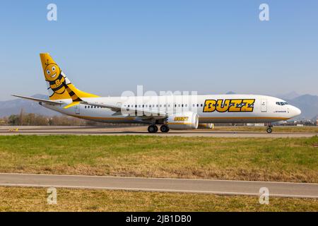 Bergamo, Italien - 25. März 2022: Buzz Boeing 737-8-200 MAX Flugzeug am Flughafen Bergamo (BGY) in Italien. Stockfoto