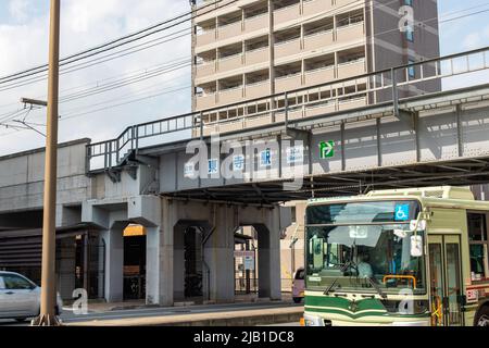 Toji Station, ein Bahnhof auf Kintetsu Railway in Minami-ku, am Morgen. Es bietet Zugang zum berühmten buddhistischen Tempel To-ji Stockfoto