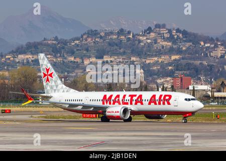 Bergamo, Italien - 23. März 2022: Flugzeug der Malta Air Boeing 737-8-200 MAX am Flughafen Bergamo (BGY) in Italien. Stockfoto