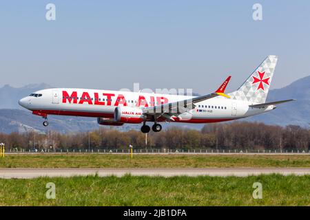 Bergamo, Italien - 25. März 2022: Flugzeug der Malta Air Boeing 737-8-200 MAX am Flughafen Bergamo (BGY) in Italien. Stockfoto