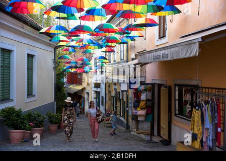 Straße in der Altstadt, hängende bunte Regenschirme Stockfoto