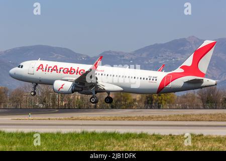 Bergamo, Italien - 25. März 2022: Flugzeug des Air Arabia Airbus A320 am Flughafen Bergamo (BGY) in Italien. Stockfoto