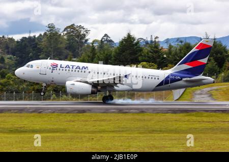 Medellin, Kolumbien - 19. April 2022: Flugzeug LATAM Airbus A319 am Flughafen Medellin Rionegro (MDE) in Kolumbien. Stockfoto