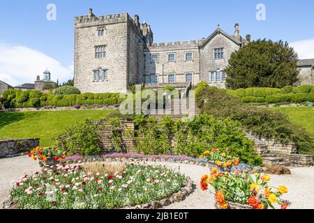 Die untere Terrasse am Sizergh Castle im englischen Lake District in der Nähe von Kendal, Cumbria, England Stockfoto