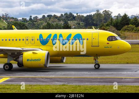 Medellin, Kolumbien - 19. April 2022: Vivaair Airbus A320neo am Flughafen Medellin Rionegro (MDE) in Kolumbien. Stockfoto