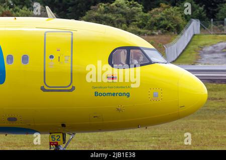 Medellin, Kolumbien - 19. April 2022: Vivaair Airbus A320neo am Flughafen Medellin Rionegro (MDE) in Kolumbien. Stockfoto