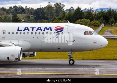 Medellin, Kolumbien - 19. April 2022: Flugzeug LATAM Airbus A320 am Flughafen Medellin Rionegro (MDE) in Kolumbien. Stockfoto