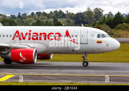 Medellin, Kolumbien - 19. April 2022: Flugzeug Avianca Airbus A320 am Flughafen Medellin Rionegro (MDE) in Kolumbien. Stockfoto