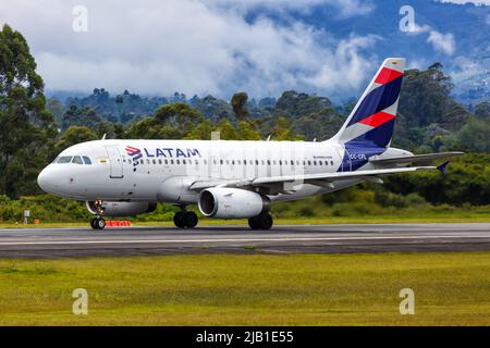 Medellin, Kolumbien - 19. April 2022: Flugzeug LATAM Airbus A319 am Flughafen Medellin Rionegro (MDE) in Kolumbien. Stockfoto